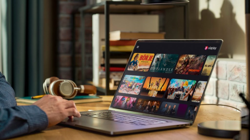 viaplay filmy i seriale w laptopie